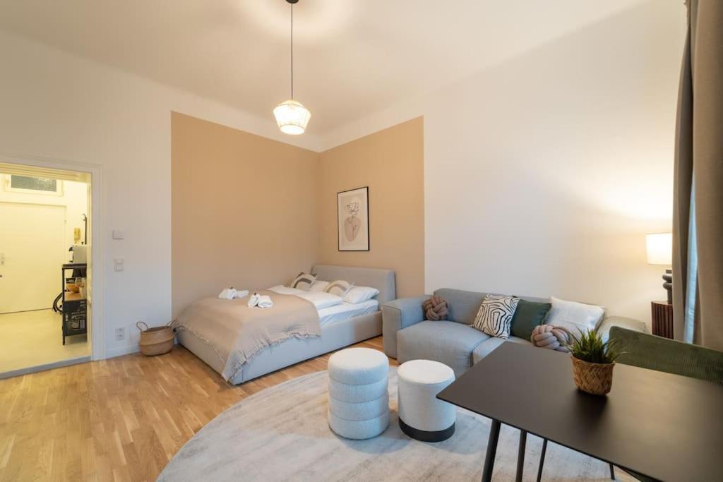 Josef's I Comfort I Metro Access Apartment